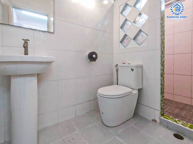 ทาวน์เฮ้าส์มือสองย่านนนทบุรี ม.ศุธาวัลย์ บางกรวย-ไทรน้อย เนื้อที่ 17.6 ตร.ว. ฟังก์ชัน 3 ห้องนอน 1 ห้องน้ำ 1 ที่จอดรถ บนทำเลเยี่ยม เชื่อมต่อถ.ราชพฤกษ์ ถ.กาญจนาภิเษก และถ.รัตนาธิเบศร์ เพียง 3 นาทีถึง MRT "สถานีบางพลู" ใกล้จุดขึ้นทางด่วน "กาญจนาภิเษก"